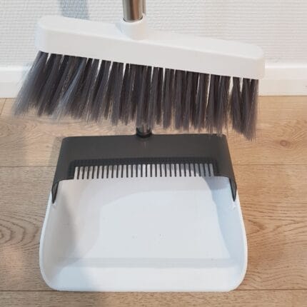 Щітка-віник з совком «З зубчастим гребінцем» (vs-00020) є ідеальним інструментом для прибирання у домогосподарствах.