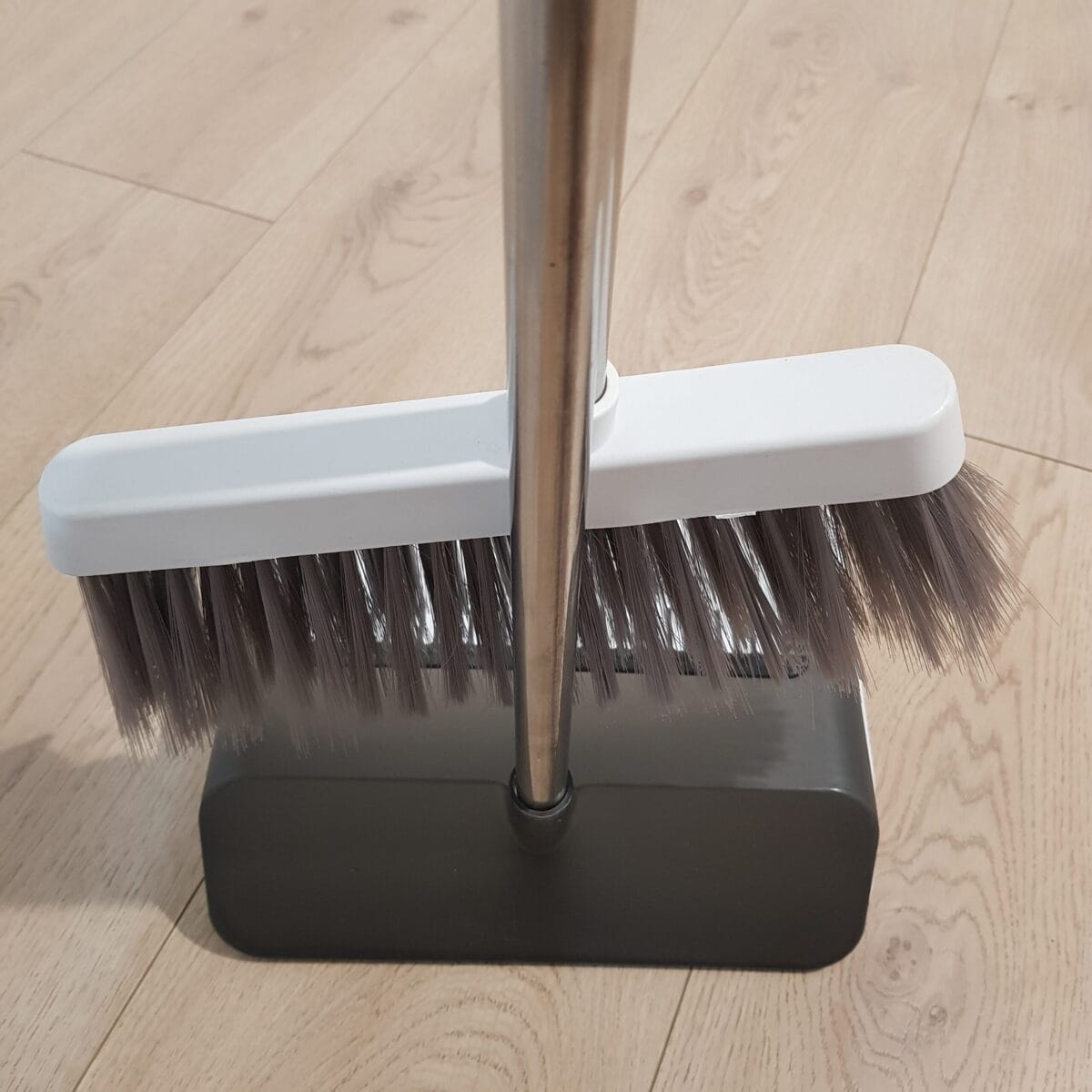 Щетка-веник с совком «Белый с черной зубчатой расческой (VS-00015) (6) Щетка-веник с совком «Белый с черной зубчатой расческой» (VS-00015) — изображение 3