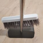 Щетка-веник с совком «Белый с черной зубчатой расческой» (VS-00015) — изображение 3